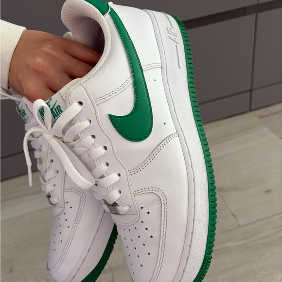 Nike Air White and Green Shoes - Picture 9 of 10